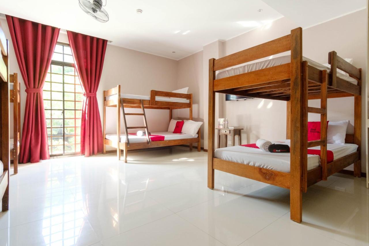 RedDoorz Plus @ West Nautical Road Puerto Galera Exterior foto